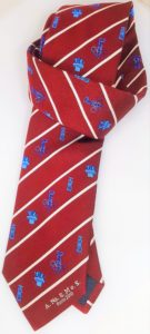cravatta seta rossa con loghi